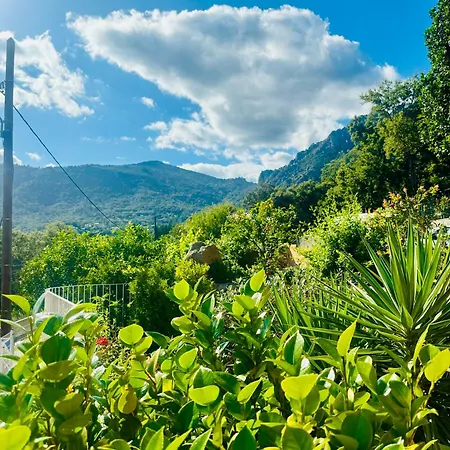 Calme Entre Mer, Montagne Et Rivière